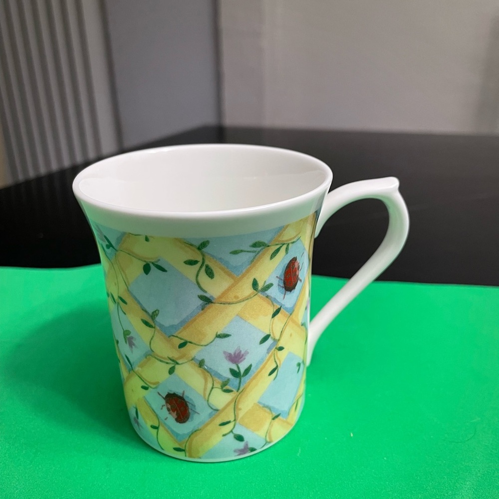 QUEEN'S BONE CHINA ENGLAND BEES MUG